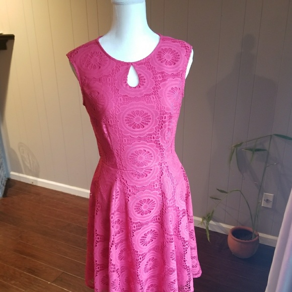 London Times Dresses & Skirts - Beautiful sleeveless lace dress